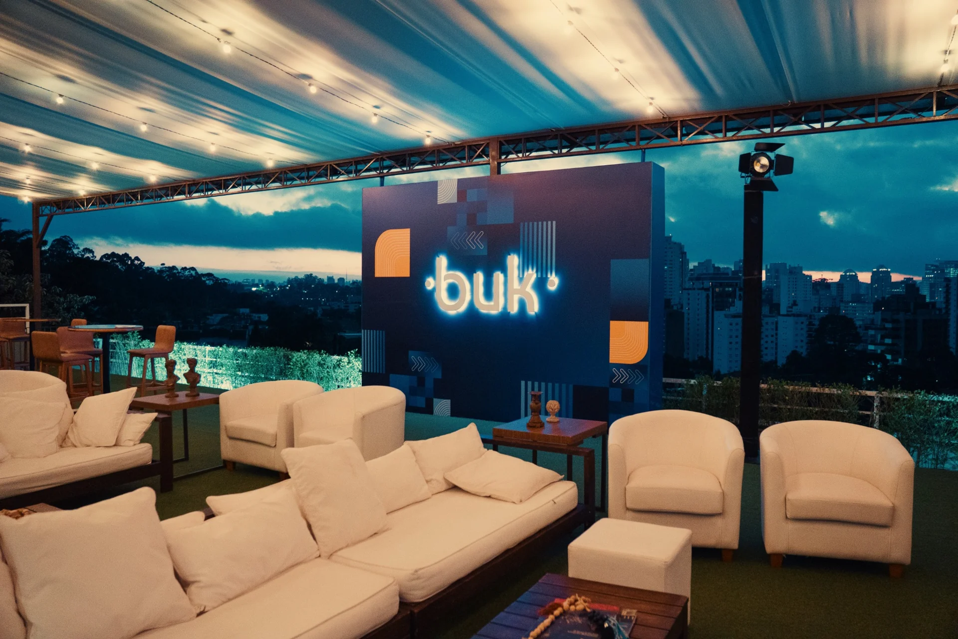 Cenografia do projeto BUK — registro oficial da DD Produções